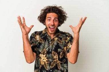 Beyaz arka planda izole edilmiş genç beyaz adam gökyüzüne haykırıyor, yukarı bakıyor, hayal kırıklığına uğramış..