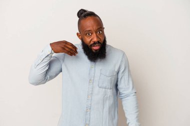 Pembe arka planda sakallı Afrikalı Amerikalı bir adam bir şeylere gülüyor, ağızlarını ellerle kapatıyor..