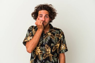 Beyaz arka planda izole edilmiş, tırnak yiyen, gergin ve endişeli genç bir beyaz adam..