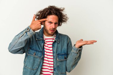 Beyaz arka planda izole edilmiş genç beyaz bir adam işaret parmağıyla hayal kırıklığı jesti gösteriyor..