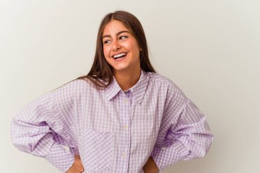 Beyaz arka planda izole genç beyaz kadın zaferi ya da başarıyı kutluyor, şaşırıyor ve şok oluyor..