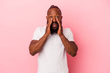 Dedikodu yapıyor, bir şeyleri bildiriyor..