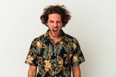 Beyaz arka planda izole genç beyaz adam çok kızgın, öfke kavramı bağırıyor, hayal kırıklığına uğramış.