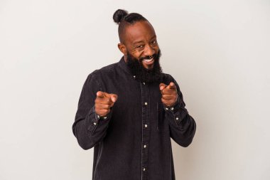 Pembe arka planda sakallı Afro-Amerikan bir adam parmaklarıyla ön tarafı işaret ediyor..