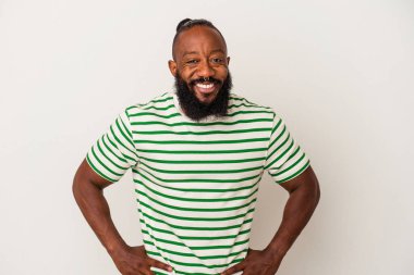 Sakallı Afro-Amerikan bir adam pembe arka planda izole edilmiş. Kendine güvenen, kalçaları olan..