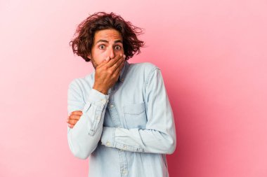 Kafkasyalı genç adam pembe fırında izole edilmiş korkmuş ve korkmuş..