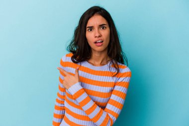 Mavi arka planda izole edilmiş genç beyaz kadın...