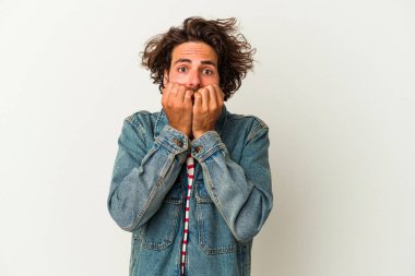 Beyaz arka planda izole edilmiş, tırnak yiyen, gergin ve endişeli genç bir beyaz adam..