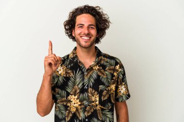 Beyaz arka planda izole edilmiş beyaz tenli genç bir adam bir numarayı parmağıyla gösteriyor..