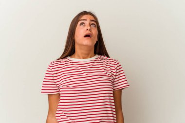 Beyaz arka planda izole genç beyaz kadın zafer kazandıktan sonra yumruğunu kaldırıyor, kazanan konsept..