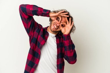 Beyaz arka planda izole edilmiş genç beyaz bir adam gözlerinde sorun olmadığını gösteriyor.