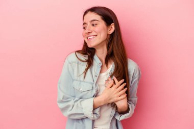 Gülüyor, ellerini kalbe koyuyor, mutluluk kavramını koruyor.