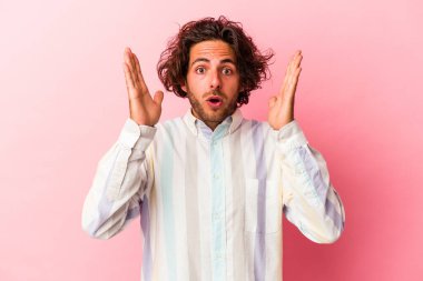 Pembe fırında mahsur kalmış genç beyaz adam şaşırdı ve şok oldu..