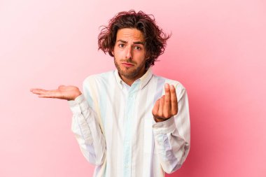 Pembe fırında izole edilmiş genç beyaz adam parasız olduğunu gösteriyor..