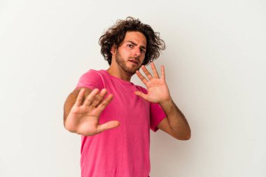 Beyaz arka planda izole genç beyaz adam yakın bir tehlike nedeniyle şoka uğruyor