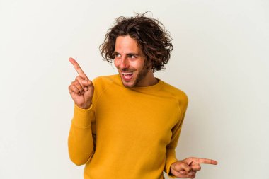 Beyaz arka planda izole edilmiş genç beyaz bir adam farklı kopya alanlarını gösteriyor, birini seçiyor, parmaklarıyla gösteriyor..