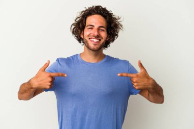 Beyaz arka planda izole edilmiş genç beyaz bir adam parmakları aşağıda, olumlu bir his var..