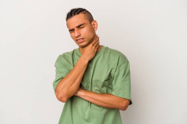 Beyaz arka planda izole edilmiş genç Venezuelalı bir adam virüs veya enfeksiyon yüzünden boğaz ağrısı çekiyor..