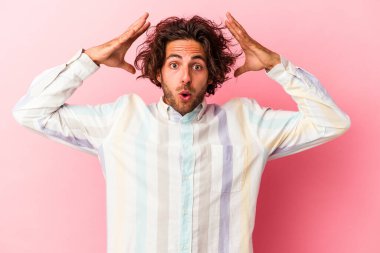 Kafkasyalı genç bir adam pembe fırında yalnız başına zaferi ya da başarıyı kutluyor, şaşırıyor ve şok oluyor..