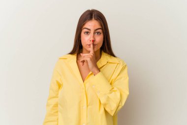 Beyaz arka planda izole edilmiş genç beyaz bir kadın. Kafası karışmış ve omuz silkiyor. Kopya alanını tutmak için..