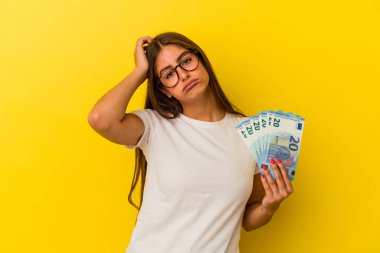 Sarı arka planda izole edilmiş banknotlar tutan genç beyaz kadın şok geçiriyordu. Önemli bir toplantıyı hatırladı..