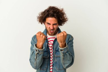 Beyaz arka planda izole edilmiş genç beyaz adam gergin elleriyle çığlık atıyor..