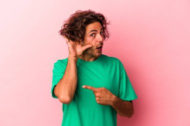 Kafkasyalı genç bir adam pembe fırında izole edilmiş bir şekilde bir dedikoduyu dinlemeye çalışıyor..