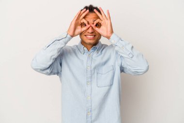 Genç Venezuelalı bir adam beyaz arka planda izole edilmiş. Heyecanlı..