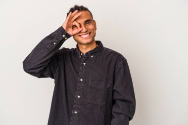 Genç Venezuelalı bir adam beyaz arka planda izole edilmiş. Heyecanlı..