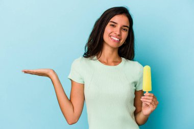 Mavi arka planda izole edilmiş dondurma tutan beyaz bir kadın mavi arka planda izole edilmiş bir dondurma tutan beyaz bir kadın bir avuç içinde fotokopi alanı ve belinde başka bir el tutuyor..