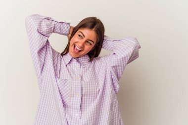 Beyaz arka planda izole edilmiş beyaz bir kadın heyecanlı bir şekilde bağırıyor..