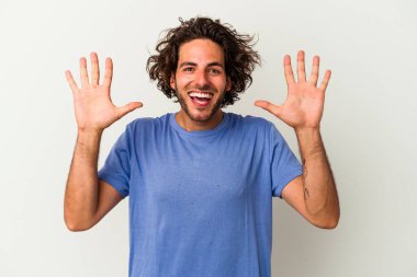 Beyaz arka planda izole genç beyaz adam hoş bir sürpriz alıyor, heyecanlı ve el kaldırıyor..