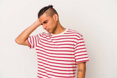 Genç Venezuelalı adam beyaz arka planda izole edilmiş zafer, tutku ve coşkuyu kutluyor, mutlu bir ifade..