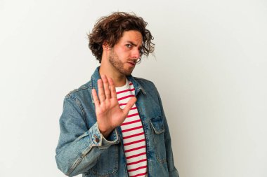 Beyaz arka planda izole edilmiş genç beyaz bir adam tiksinti belirtisi gösteren birini reddediyor..