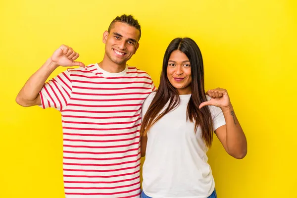 Jovem Casal Latino Isolado Fundo Amarelo Sente Orgulhoso Auto Confiante — Fotografia de Stock
