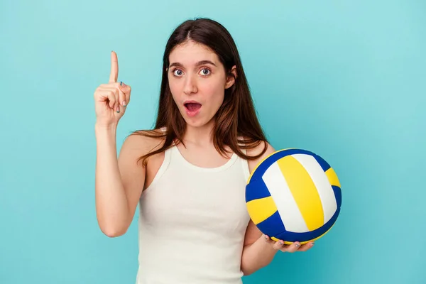 Молода Біла Жінка Грає Волейбол Ізольовано Синьому Фоні Маючи Ідею — стокове фото