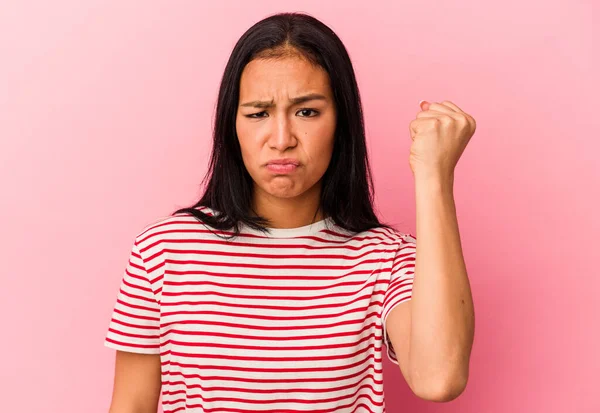 Jonge Venezolaanse Vrouw Geïsoleerd Roze Achtergrond Tonen Vuist Naar Camera — Stockfoto