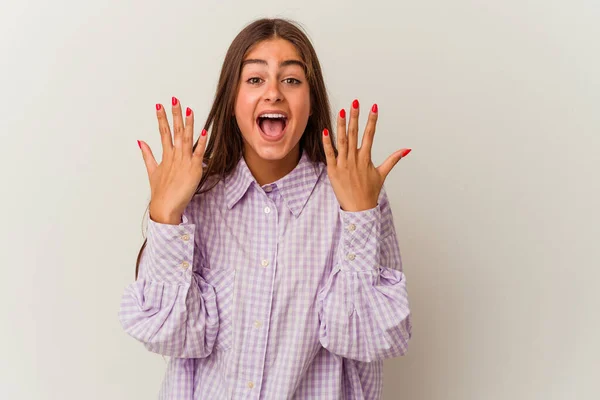 Giovane Donna Caucasica Isolata Sfondo Bianco Sente Fiducioso Dando Abbraccio — Foto Stock