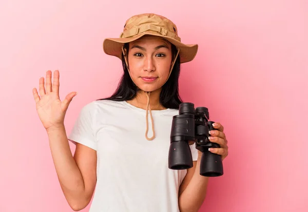 Joven Mujer Exploradora Raza Mixta Sosteniendo Binoculares Aislados Sobre Fondo —  Fotos de Stock
