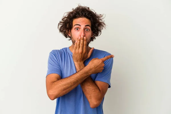 Jonge Blanke Man Geïsoleerd Witte Achtergrond Wijzend Naar Zijkant — Stockfoto