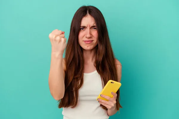 Jonge Blanke Vrouw Met Een Mobiele Telefoon Geïsoleerd Blauwe Achtergrond — Stockfoto