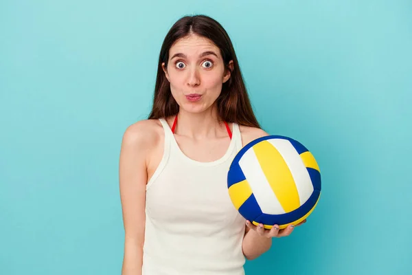 Молода Біла Жінка Грає Волейбол Ізольовані Синьому Фоні Раковини Плечі — стокове фото