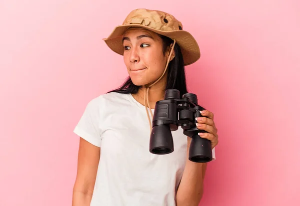 Junge Mischlingsforscherin Mit Fernglas Auf Rosa Hintergrund Verwirrt Fühlt Sich — Stockfoto