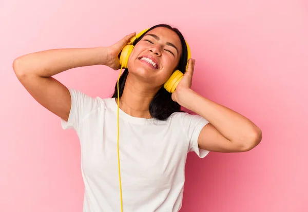 Joven Venezolana Escuchando Música Aislada Sobre Fondo Rosa — Foto de Stock