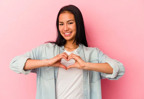 Jovem Venezuelana Isolada Fundo Rosa Sorrindo Mostrando Uma Forma Coração — Fotografia de Stock