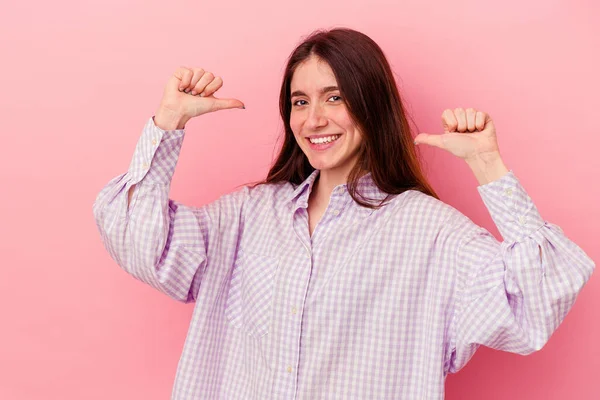 Mujer Joven Caucásica Aislada Sobre Fondo Rosa Siente Orgullosa Segura —  Fotos de Stock