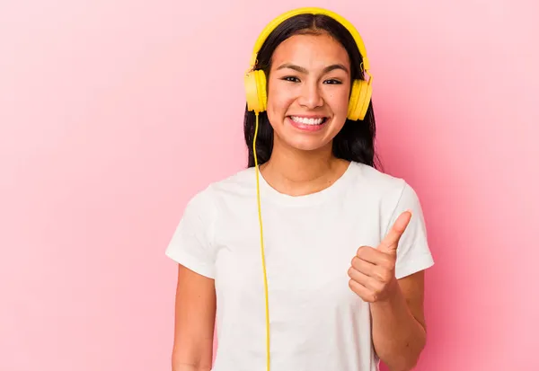 Joven Venezolana Escuchando Música Aislada Sobre Fondo Rosa Sonriendo Levantando — Foto de Stock