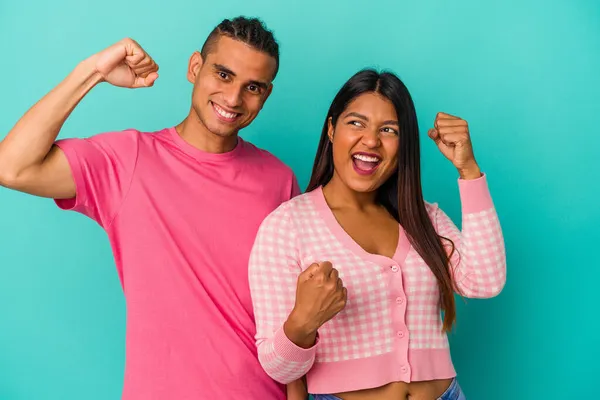 Genç Latin Çift Mavi Arka Planda Izole Edilmiş Zafer Kazandıktan — Stok fotoğraf