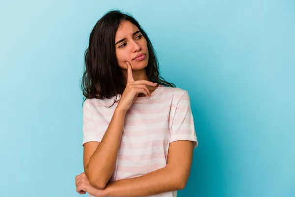 Mulher Caucasiana Jovem Isolado Fundo Azul Olhando Para Lados Com — Fotografia de Stock