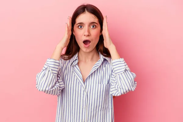 Mujer Joven Caucásica Aislada Sobre Fondo Rosa Sorprendida Conmocionada —  Fotos de Stock